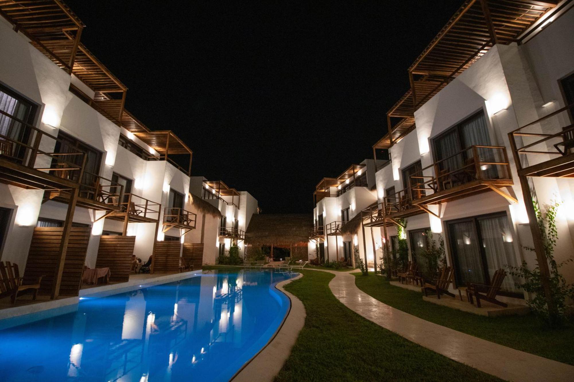 My Blue Hotel Holbox Exterior foto The hotel at night